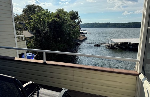 Osage Beach Condominio | Main Channel Views on the water at Breakwater Bay +Slip