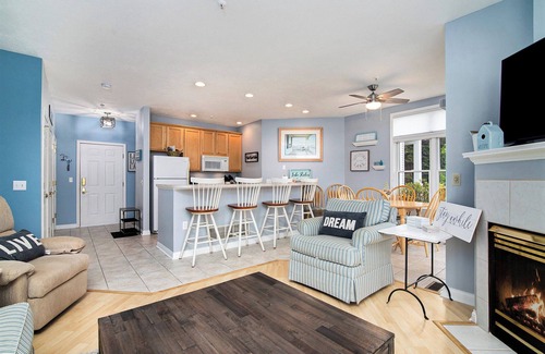 Manistee Condominio | Main Floor Poolside Retreat