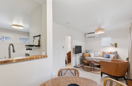 Evanston Casa | Charming 1-bedroom cottage; Lee Street Beach, transit, Northwestern University