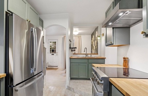 Evanston Casa | Charming 1-bedroom cottage; Lee Street Beach, transit, Northwestern University