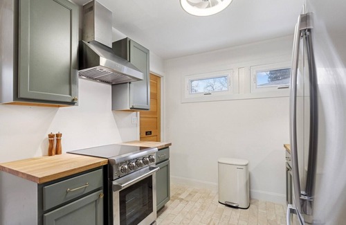 Evanston Casa | Charming 1-bedroom cottage; Lee Street Beach, transit, Northwestern University