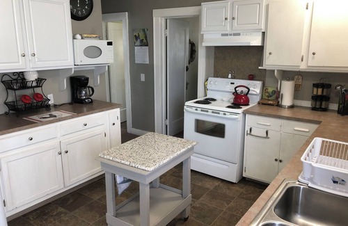 Lebanon Casa | Main Street Cottage with park across the street. Walk to downtown area.