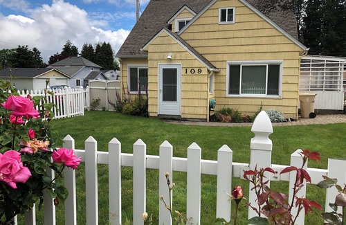 Lebanon Casa | Main Street Cottage with park across the street. Walk to downtown area.