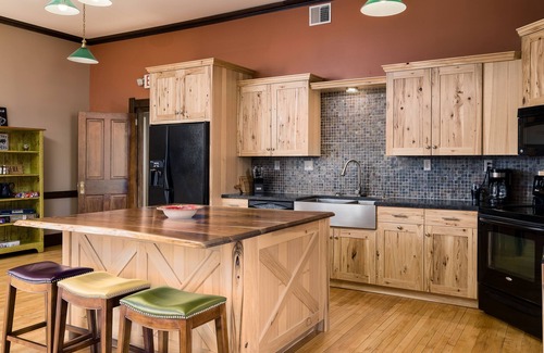 Viroqua Condominio | Exquisito confort para familiares y amigos en el corazón del centro de Viroqua.