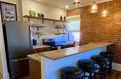 Waynesville Apartamento | Main Street Retreats 102 - Brand New Downtown Apt. 102