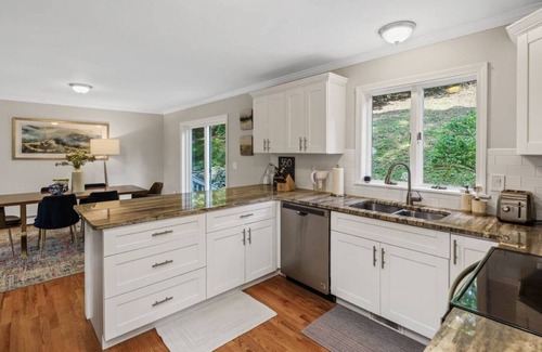 Westport Casa | Main Street Westport, walk to shops, dining, downtown