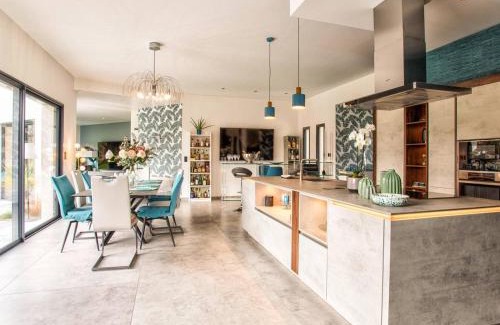 Ranville Casa | Maison élégante avec jacuzzi, confort moderne et histoire à Ranville - FR-1-788-44