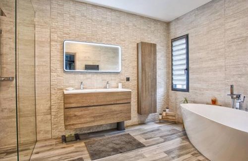 Ranville Casa | Maison élégante avec jacuzzi, confort moderne et histoire à Ranville - FR-1-788-44