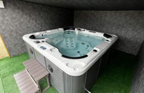 Bouce Casa | Maison 10 personnes avec piscine jacuzzi, proche du PAL