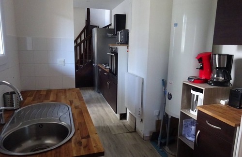 Villemoirieu Casa | Maison 2 chambres d'hotes with large garden in quiet stone village.