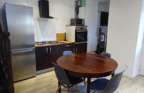 Villemoirieu Casa | Maison 2 chambres d'hotes with large garden in quiet stone village.