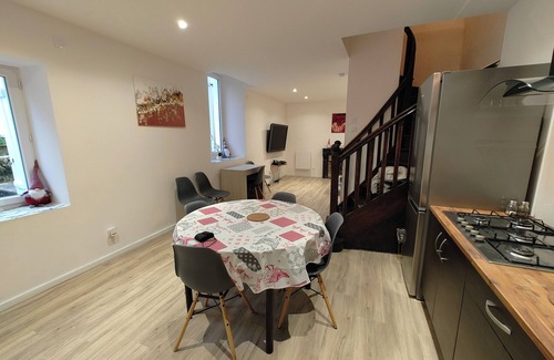 Villemoirieu Casa | Maison 2 chambres d'hotes with large garden in quiet stone village.