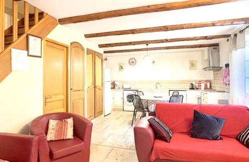 Monteux Casa | Maison accueillante à Monteux avec piscine partagée