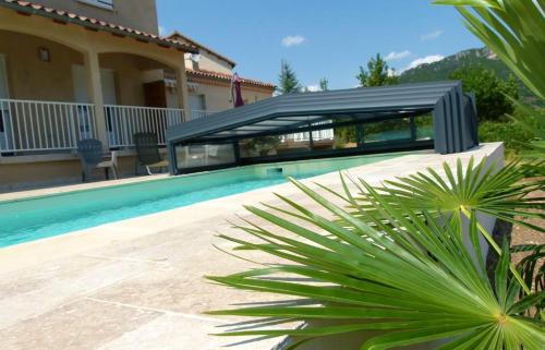 Nant Casa | Maison accueillante à Nant avec piscine partagée