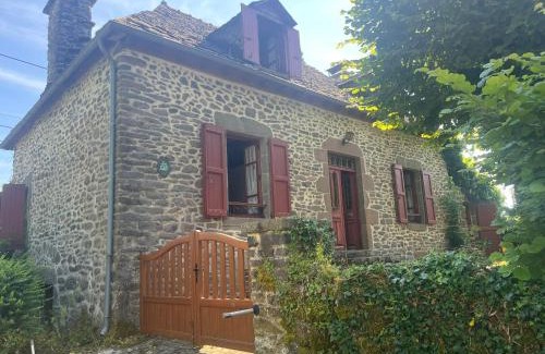 Drugeac Casa | Maison Auvergnate à côté de Salers - 4 chambres - parking, garage - jardin - salle de jeux