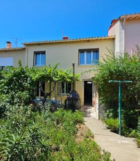 Saint-Esteve Casa | Maison avec 3 chambres et jardin