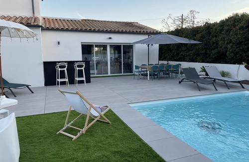 Marseillan Casa | Maison Céladon Piscine Bord D'étang