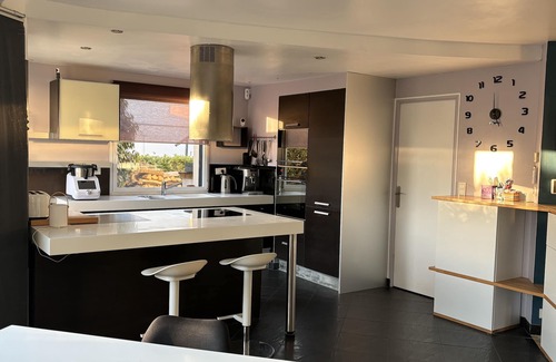 Pleuven Casa | Maison Contemporaine, à dix Minutes des Plages, Quatre Chambres, Piscine, spa