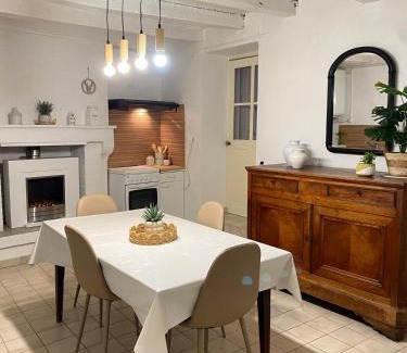 La Trimouille Casa | Maison cosy avec cour privée - Calme et nature, La Trimouille