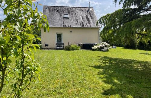 Neant-sur-Yvel Casa | Maison cosy avec jacuzzi