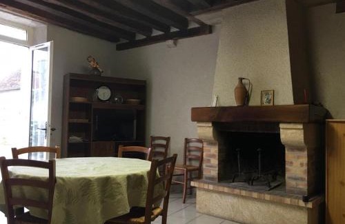 Chailles Casa | Maison cosy proche de Blois avec cheminée, cour fermée, animaux acceptés et activités variées à proximité - FR-1-491-351