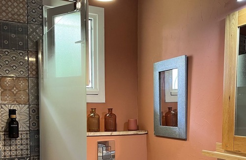 Rives Casa | Maison D'artiste : Votre Oasis de Calme, Cosy, Verdure et Terrasse Privative