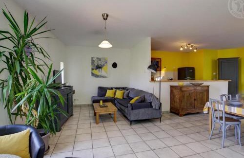 Saint-Just-la-Pendue Casa | Maison de campagne avec Jacuzzi, Sauna, Wi-Fi et Jardin privatif - FR-1-496-52