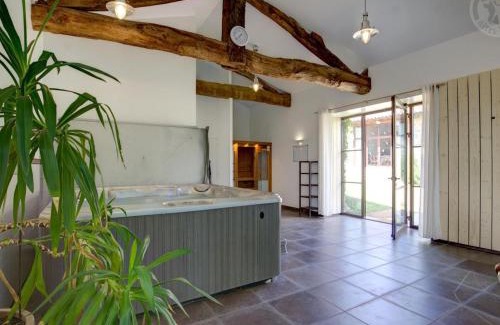 Saint-Just-la-Pendue Casa | Maison de campagne avec Jacuzzi, Sauna, Wi-Fi et Jardin privatif - FR-1-496-52