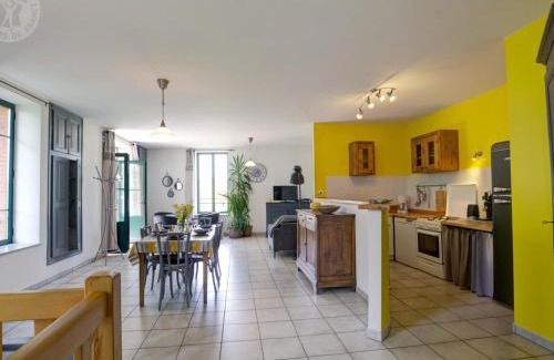 Saint-Just-la-Pendue Casa | Maison de campagne avec Jacuzzi, Sauna, Wi-Fi et Jardin privatif - FR-1-496-52