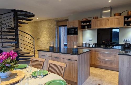 Magnac-Lavalette-Villars Casa | Maison de campagne avec piscine, tennis privé et WIFI - FR-1-653-10