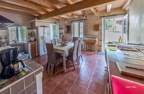 Fauch Casa | Maison de Campagne en Pierre Blanche un Véritable Havre de Paix et de Quiétude