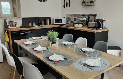 Noyant-de-Touraine Apartamento | Maison de Famille-Apartamento-Moderno-Baño con bañera-Vista al patio