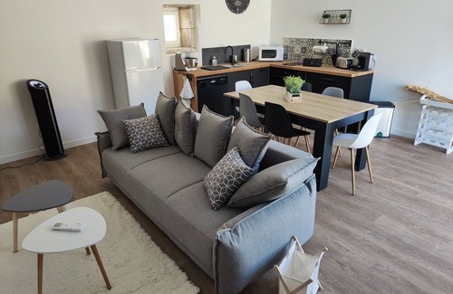Noyant-de-Touraine Apartamento | Maison de Famille-Apartamento-Moderno-Baño con bañera-Vista al patio