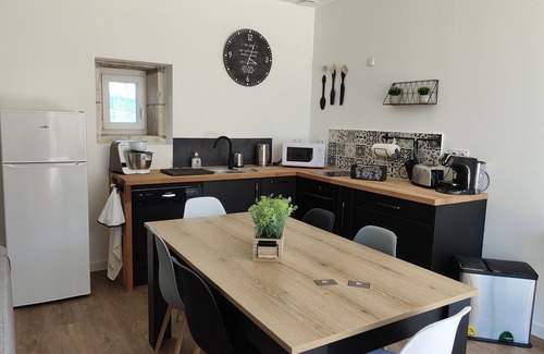Noyant-de-Touraine Apartamento | Maison de Famille-Apartamento-Moderno-Baño con bañera-Vista al patio