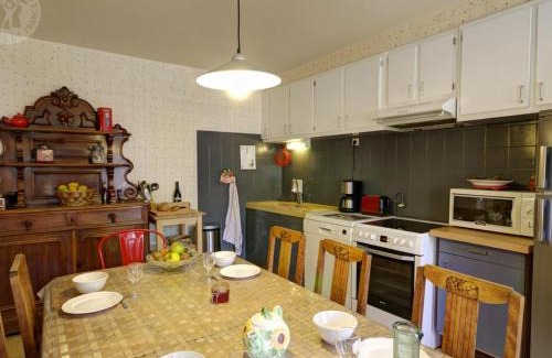 Saint-Symphorien-de-Lay Casa | Maison de charme avec jardin, 2 chambres, proche loisirs et nature, à 20 km de Roanne - FR-1-496-278