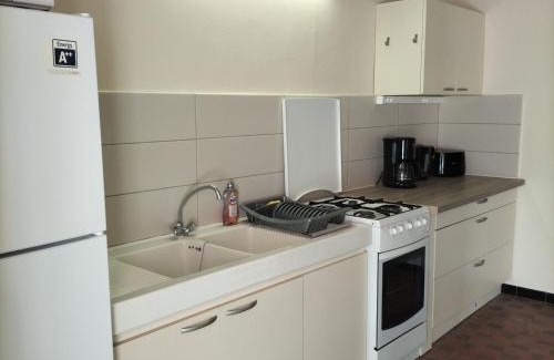 Migne Casa | Maison de plain-pied au bord d'un étang en Berry, avec services inclus et garage pour vélos/motos - FR-1-591-353