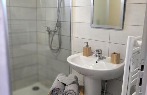 Migne Casa | Maison de plain-pied au bord d'un étang en Berry, avec services inclus et garage pour vélos/motos - FR-1-591-353