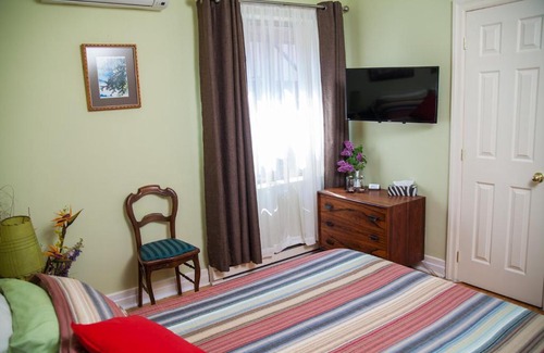 Gay Village Cama Y Desayuno | Maison Des Jardins B & B