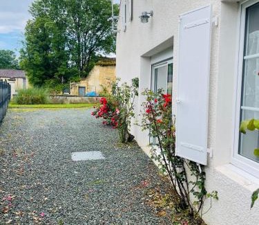 Asnieres-la-Giraud Casa | Maison des Mottes - Cour et garage