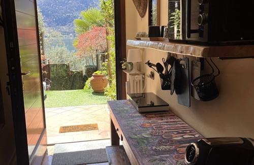 Valsolda Apartamento | MAISON du SOLEIL, Apartment with Lake View Garden and Jacuzzi