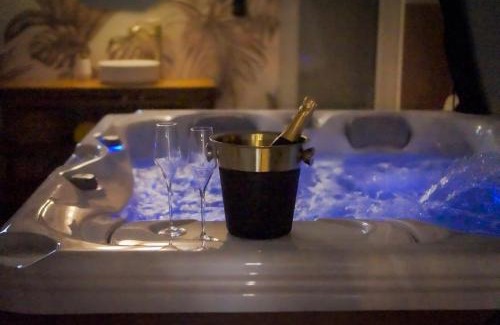 Glenac Casa | Maison Eliste - Love gîte chic avec jacuzzi intérieur