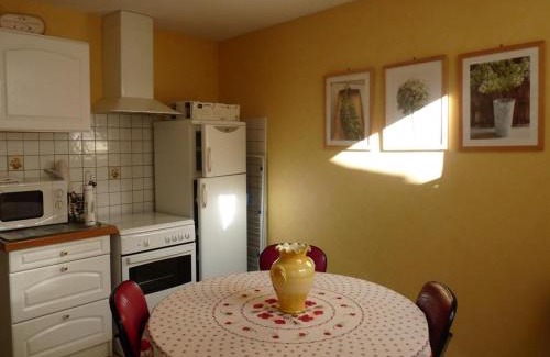 Ferrieres-sur-Sichon Casa | Maison en pierres rénovée avec patio, proche Vichy, 3 chambres, BBQ, TV, Wifi, animaux bienvenus. - FR-1-489-191