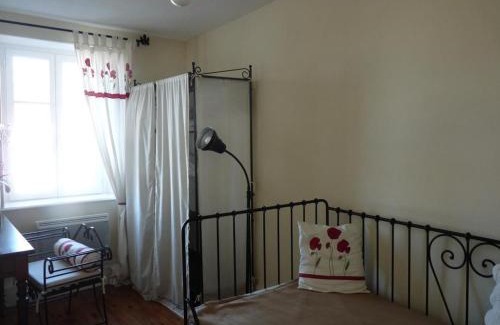 Ferrieres-sur-Sichon Casa | Maison en pierres rénovée avec patio, proche Vichy, 3 chambres, BBQ, TV, Wifi, animaux bienvenus. - FR-1-489-191