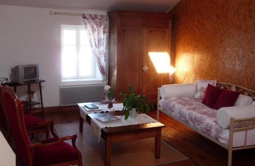 Ferrieres-sur-Sichon Casa | Maison en pierres rénovée avec patio, proche Vichy, 3 chambres, BBQ, TV, Wifi, animaux bienvenus. - FR-1-489-191