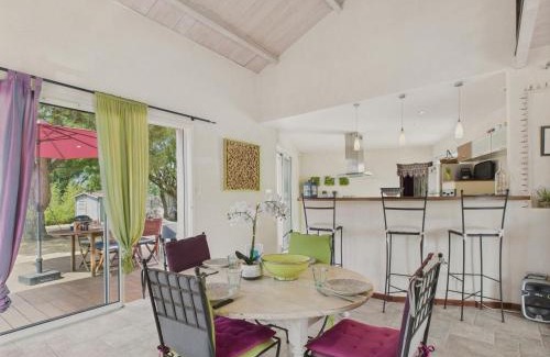Les Conches Casa | Maison familiale et colorée avec jardin pour 6