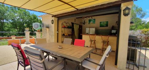 Caseneuve Casa | Maison familiale avec piscine et boulodrome dans le Luberon