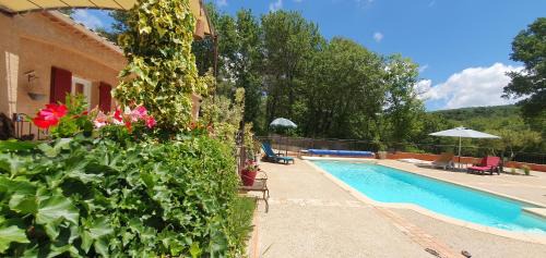 Caseneuve Casa | Maison familiale avec piscine et boulodrome dans le Luberon
