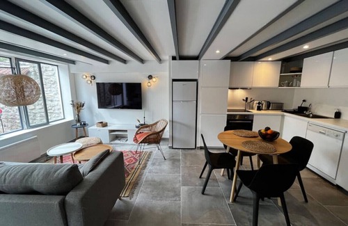 Vernon Casa | Maison Familiale Style Atelier & Cour Extérieure