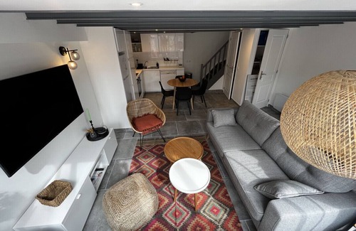 Vernon Casa | Maison Familiale Style Atelier & Cour Extérieure