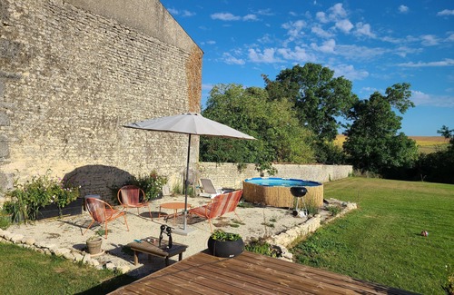 Saint-Pierre-de-Juillers Casa | Maison de Campagne Avec un Grand Jardin, une Belle Terasse et une Petite Piscine